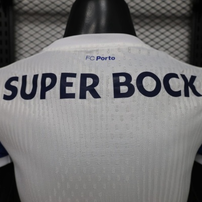 Camisola branca FC Porto com logotipo e texto SUPER BOCK nas costas, exibida num manequim preto.