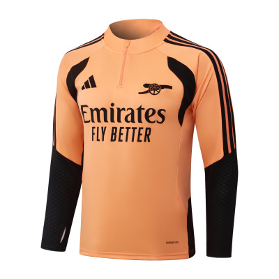 Camisola desportiva cor pêssego com detalhes pretos e texto Emirates FLY BETTER.