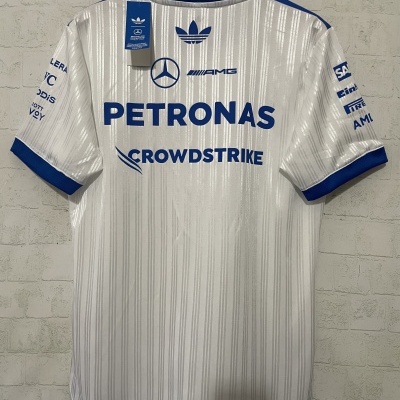 T-shirt desportiva branca com logótipos azuis e padrão listrado