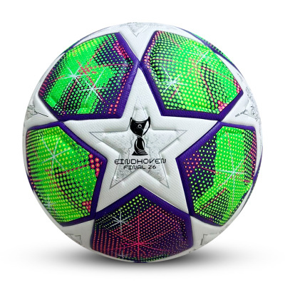 Bola de futebol branca com detalhes em verde, roxo e rosa e desenho de estrela com texto