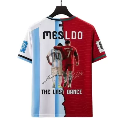T-shirt desportiva branca e azul claro com vermelho, imagem de Messi e Ronaldo, texto MESLDO, THE LAST DANCE.