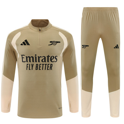 Conjunto de treino bege e creme com logótipos Adidas e Arsenal e texto Emirates FLY BETTER