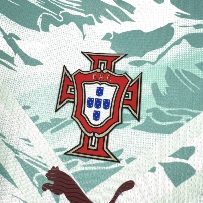 Emblema da Federação Portuguesa de Futebol em tecido branco com padrão verde menta e logo da Puma castanho