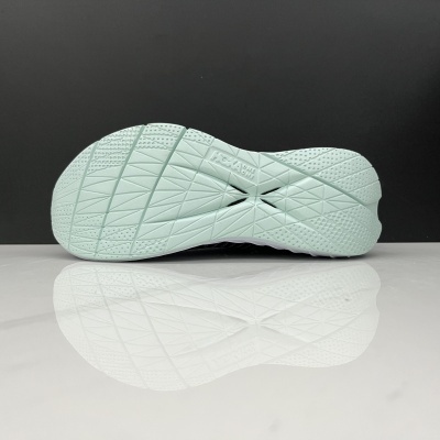 Sola de sapatilha desportiva verde claro com padrão geométrico e marca HOKA ONE ONE