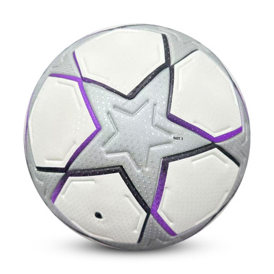 Bola de futebol branca e cinzenta com detalhes roxos e pretos
