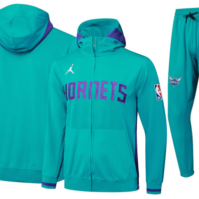 Casaco e calças desportivas azul-turquesa com logótipos Charlotte Hornets e NBA