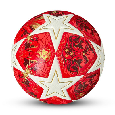 Bola de futebol vermelha, branca e dourada com estrelas e padrão decorativo