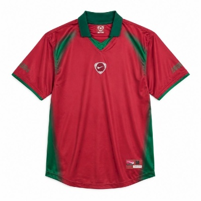 Camisola desportiva Nike vermelha com detalhes verdes e logotipo no centro
