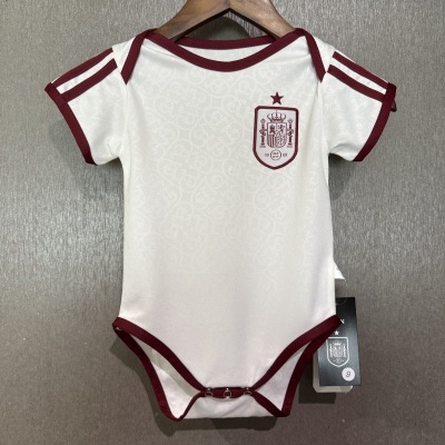 Body de bebé branco com riscas vermelhas e brasão bordado.