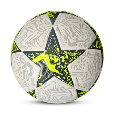 bola de futebol branca com estrela preta e amarela no centro
