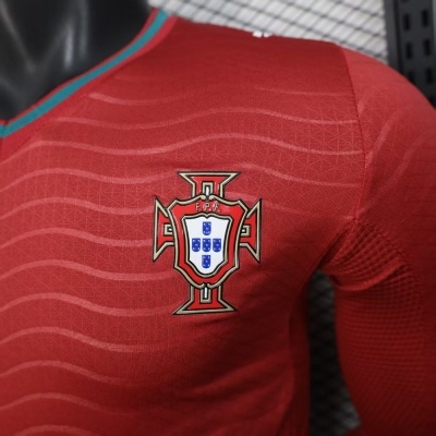 Camisola desportiva vermelha com emblema da Federação Portuguesa de Futebol