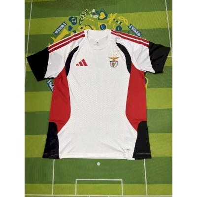 T-shirt desportiva branca com detalhes vermelhos e pretos e emblema do SL Benfica