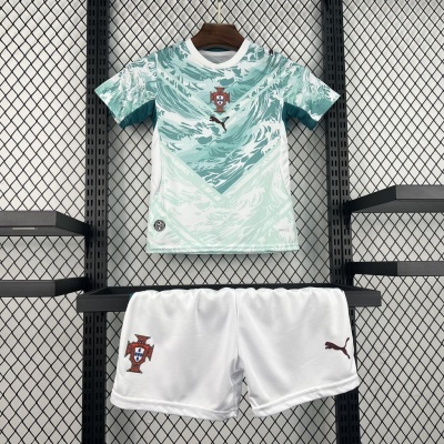 Conjunto de roupa desportiva infantil verde água e branca com emblema de Portugal.