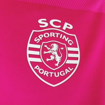 Logótipo Sporting Portugal branco sobre tecido rosa