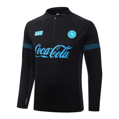 Camisola desportiva preta com logos EA7, N e Coca-Cola em azul