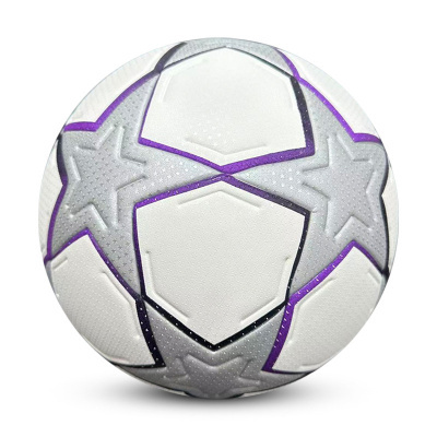 Bola de futebol branca com estrelas cinzentas e linhas roxas