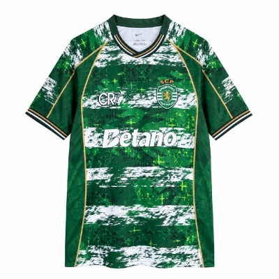 T-shirt desportiva verde e branca do Sporting CP com logo, texto CR7 e patrocinador Betano