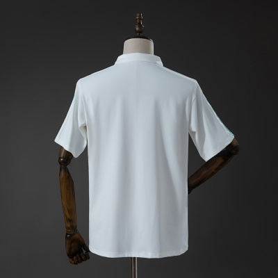 T-shirt branca de manga curta exibida na traseira em manequim