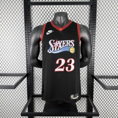 Camisola de basquetebol preta com logotipo Sixers e número 23 em manequim