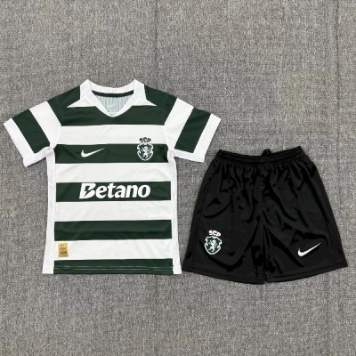 Conjunto de futebol com camisola riscada verde e branca e calções pretos.