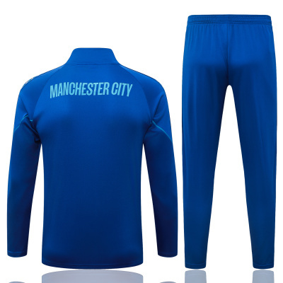Conjunto azul de treino do Manchester City com camisola de mangas compridas e calças compridas.
