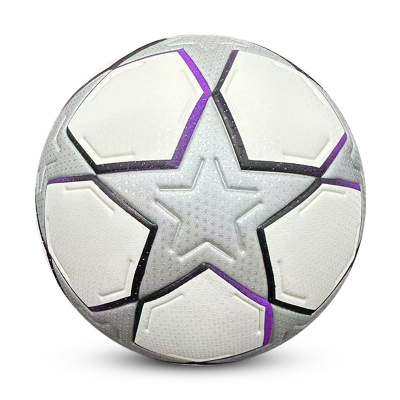 Bola de futebol branca com padrão de pentágonos e estrela cinzenta