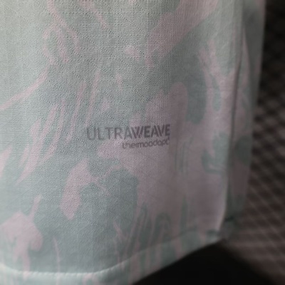 tecido camuflado verde e rosa com texto ULTRAWEAVE Thermoadapt