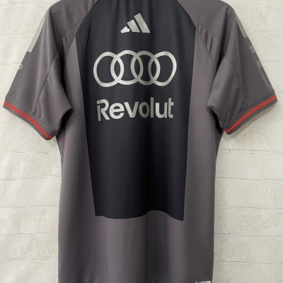 T-shirt desportiva cinzenta e preta com logótipos Adidas, Audi e Revolut