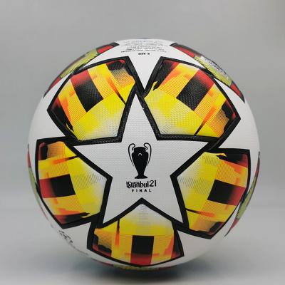 Bola de futebol com padrões amarelos, pretos e vermelhos e texto Istanbul 21 FINAL