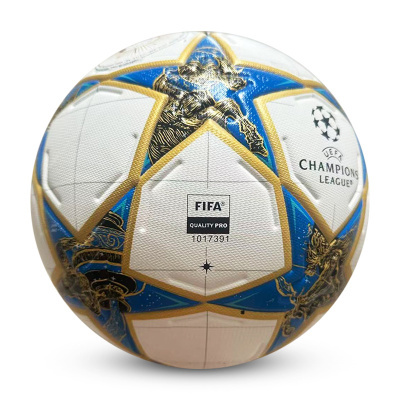 Bola de futebol branca com estrelas azuis e douradas e logotipos FIFA e UEFA
