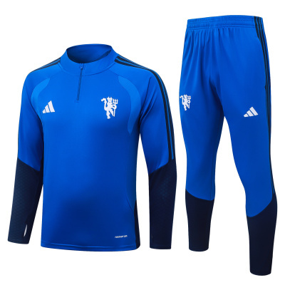 Conjunto desportivo azul com riscas pretas e logos brancos.