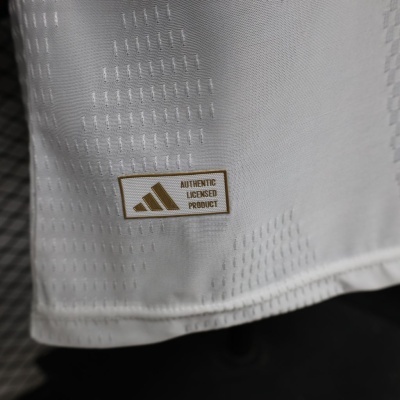 Etiqueta Adidas AUTHENTIC LICENSED PRODUCT em tecido branco texturizado