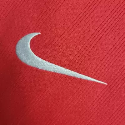 Tecido vermelho com logótipo Nike branco bordado