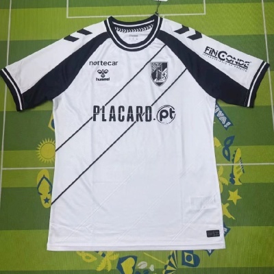 Camisola de futebol branca com detalhes pretos e logos em preto