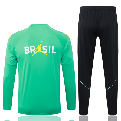 Conjunto de roupa desportiva verde e preta com texto BRASIL.