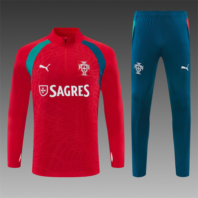 Conjunto desportivo vermelho e azul com logótipos PUMA e emblema da seleção portuguesa