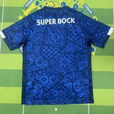 Camisola desportiva azul com padrões e texto SUPER BOCK nas costas