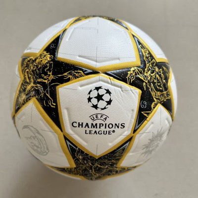 Bola de futebol UEFA Champions League com padrões dourados e pretos