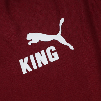 Logótipo branco de puma e palavra KING em tecido bordô
