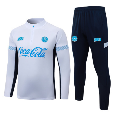 Conjunto desportivo branco e azul com logos CocaCola e EA7