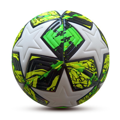 Bola de futebol branca com estrelas em relevo e padrão verde, amarelo e preto