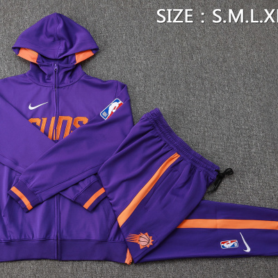 Fato de treino roxo e laranja com logotipos NBA e Nike em fundo cinzento