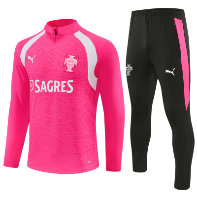 Conjunto treino rosa e preto com logos PUMA e símbolos de seleção de Portugal