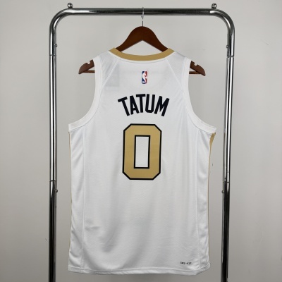 Camisola branca de basquetebol TATUM com número 0 pendurada