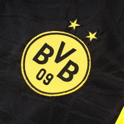 Emblema BVB 09 em tecido preto com textura e detalhes amarelos