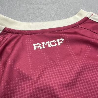 T-shirt desportiva vinho com gola branca e texto RMCF
