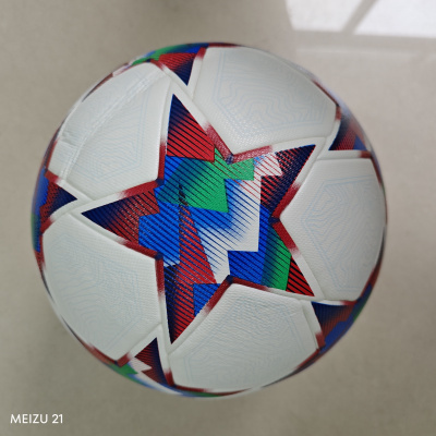 Bola de futebol branca com padrão colorido em fundo claro