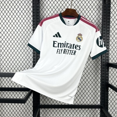 T-shirt de futebol branca com logótipos e texto impressos pendurada num cabide