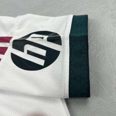 Manga camisola desportiva branca com logo e punho verde escuro