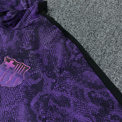 Camisola roxa com padrão de escamas e logo do FC Barcelona